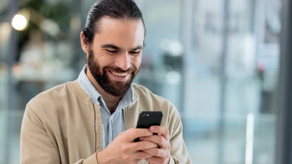 Happy entrepreneur using a phone and receiving an instant loan D4397_438_007