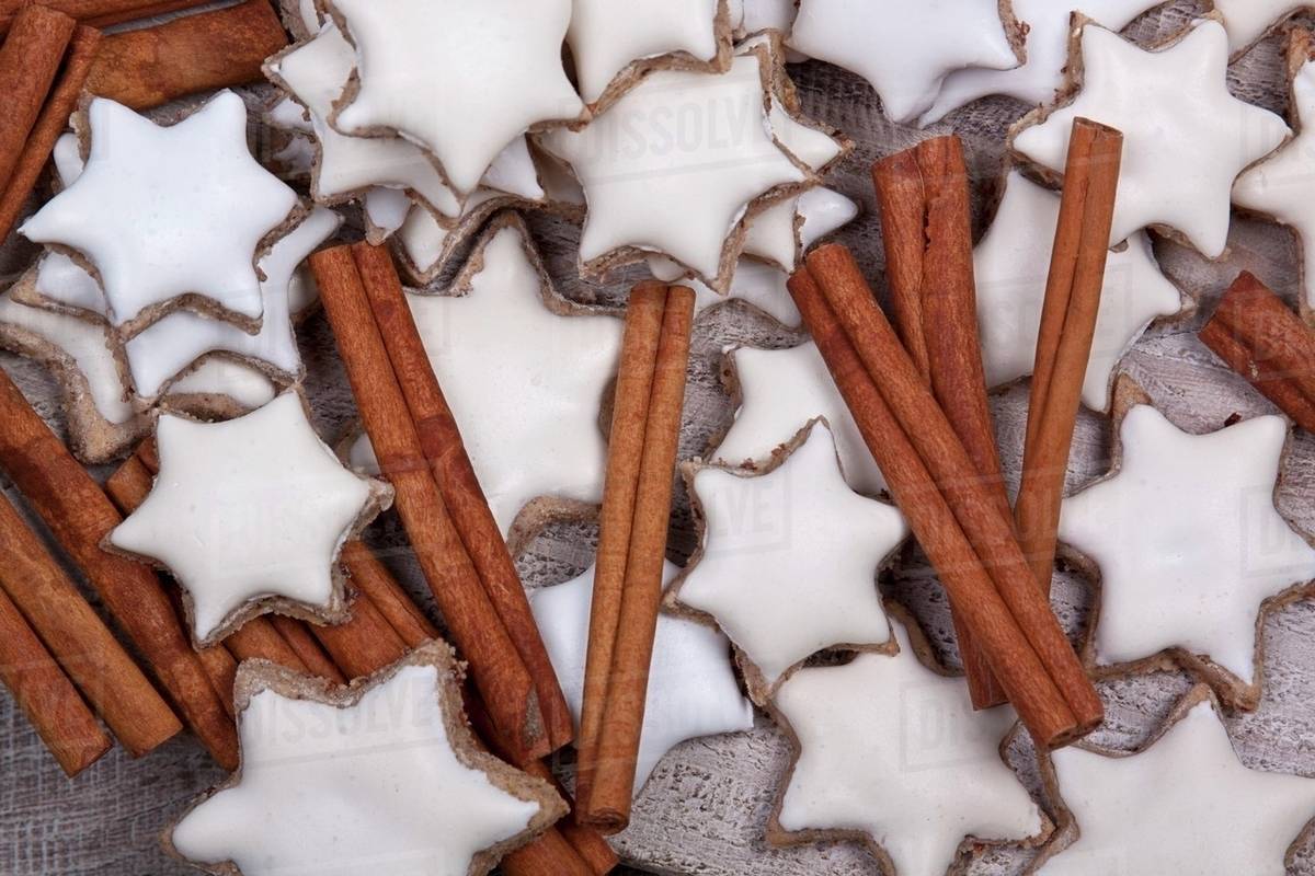 Cinnamon stars and cinnamon sticks (seen from above) Stock Photo