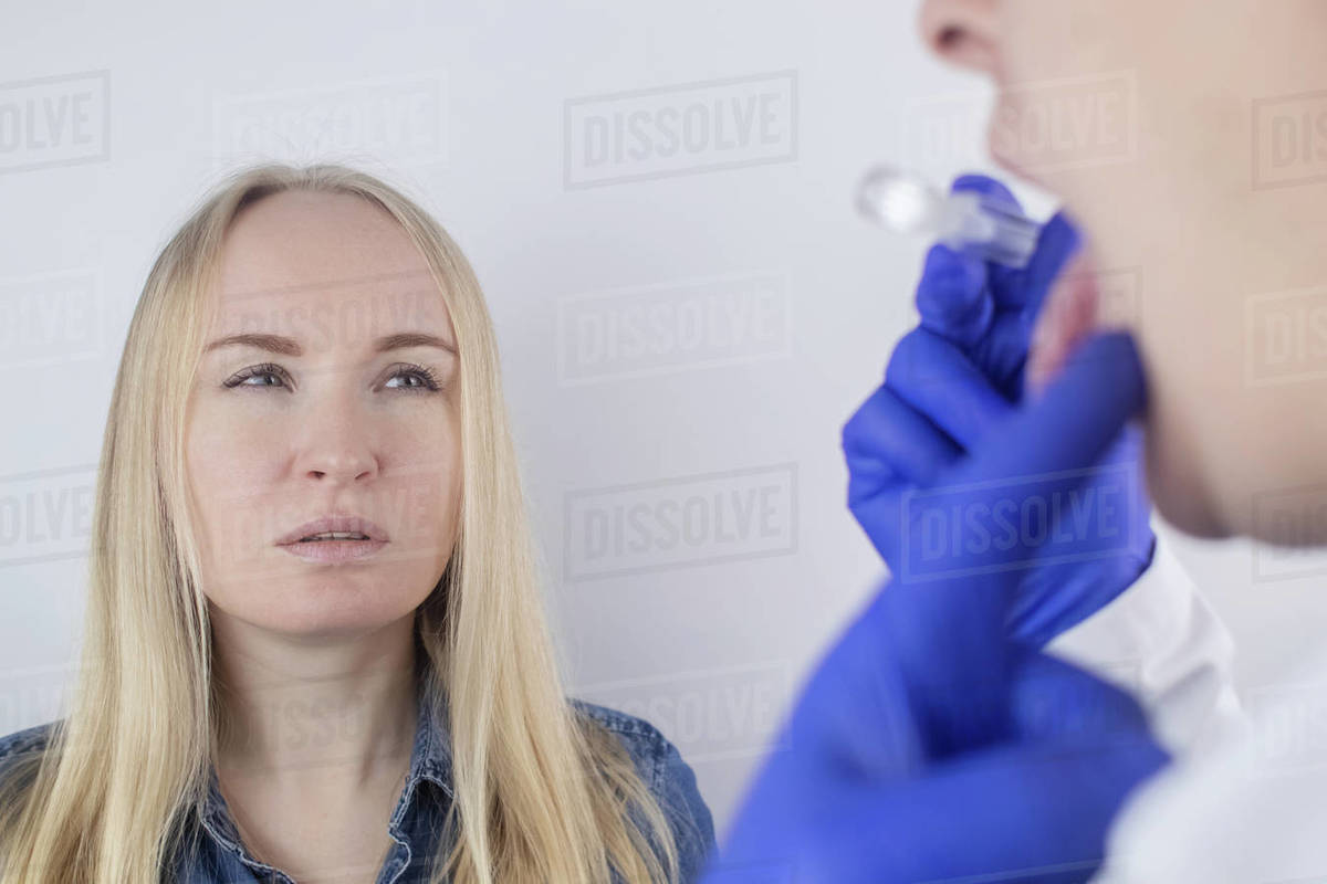 Clean tongue. The doctor teaches the patient how to clean the tongue